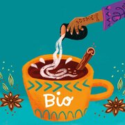 Illustration einer orangen Tasse mit Gewürztee und Gewürzen auf petrolfarbenem Hintergrund. | © SONNENTOR