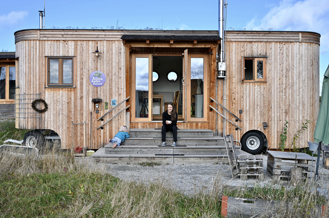 Frau und Kind sitzt auf Stiege bei Land-Loft | © @glueckstopf