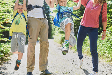 Kinder mit Händen in der Luft | © SONNENTOR/@nudlholz.at