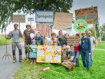 Unsere kleinen Sonnenscheinchen beim Demonstrieren | © SONNENTOR