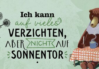 Graphik von einem Bären bei Tisch. Daneben steht - Ich kann auf vieles verzichten, aber nicht auf Sonnentor. | © SONNENTOR