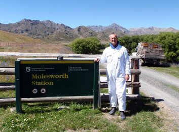 Auf dem Foto sieht man einen Imker neben dem Schild des Naturschutzgebiet molesworth station. | © SONNENTOR