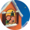 Illustration of two children who look out of the window into the starry sky from a lighted room with a Christmas tree. The roof of the house is covered in snow. | © SONNENTOR