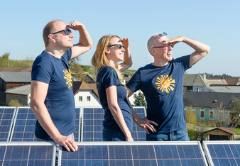 Auf dem Foto ist Johannes Gutmann mit zwei weiteren SONNENTOR Mitarbeitern zu sehen, wie sie in die Sonne sehen. | © SONNENTOR