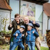 Am Bild sind Hannes und Edith mit ihren beiden Söhnen vorm Eingang von SONNENTOR Sprögnitz zu sehen. | © SONNENTOR