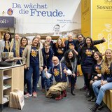 Am Foto ist das SONNENTOR Team der Biofach 2023 bei ihrem Stand zu sehen. | © SONNENTOR