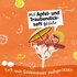 Ilustration mit einer sich im Cocktailglas mit Eiswürfeln sonnenden Frau und Orangen und Zitronen und dem Text "mit Apfel- und Traubendicksaft gesüßt und 1+9 mit Sodawasser aufspritzen" auf orangem Hintergrund..