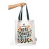 Auf der Tragtasche ist der Schriftzug "Here comes the sun", rundherum ist eine bläuliche Blätterliane mit bunten Figuren dazwischen.