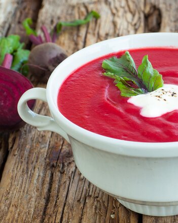 Auf dem Foto sieht man einen weißen Suppenteller mit Roter Rübensuppe. | © SONNENTOR