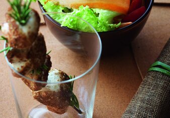 Auf dem Foto ist eine Schüssel mit Salat zu sehen. Daneben steht ein Glas, in dem ein Hühnchen-Spieß zu sehen ist. | © SONNENTOR