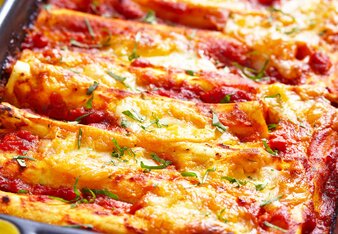 Foto von den Cannelloni mit Seitan-Feta Füllung in einer Auflaufform.  | © SONNENTOR