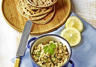 Auf dem Foto sind Dinkel-Gewürz Chapatis zu sehen. Davor steht eine Schale mit Dip. | © SONNENTOR