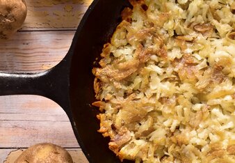 Auf dem Foto ist eine Pfanne mit Kartoffelschmarrn zu sehen. Daneben liegen ganze Kartoffeln. | © SONNENTOR