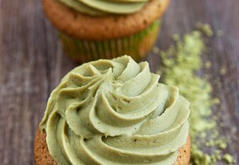 Auf dem Foto sind zwei Cupcakes zu sehen. Darauf haben sie ein grünes Matcha Frosting. | © SONNENTOR