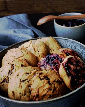 Auf dem Foto sind mehrere Chai Cookies in einer Schüssel zu sehen. Dahinter ist eine Schale mit Fruchtaufstrich zu sehen. | © SONNENTOR