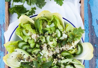 Auf dem Foto ist eine Schüssel mit grünem Quinoa-Detox-Salat zu sehen. Daneben sieht man ein Schüsselchen mit der Marinade und frische Petersilie. | © SONNENTOR