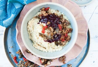 Auf dem Foto ist eine Schale mit Hirse-Porridge zu sehen. Darauf und davor ist Superfood Granola verstreut. | © SONNENTOR