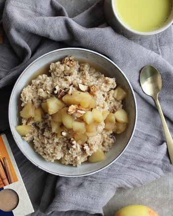 Auf dem Foto ist eine Schüssel mit Porridge zu sehen. Darauf ist Apfelkompott verteilt. Daneben liegt eine Packung Zimt gemahlen. | © SONNENTOR