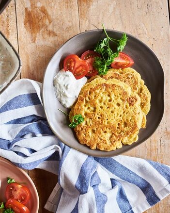 Auf dem Foto sind zwei Pudla zu sehen. Daneben sind auch noch Tomaten und Raita. | © SONNENTOR