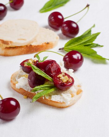 Auf dem Foto sind Bruschetta zu sehen. Darauf sieht man Gorgonzola und Weichseln. Daneben sind ebenfalls Weichseln zu sehen. | © SONNENTOR