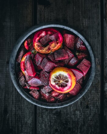 Auf dem Foto sieht man eine Schüssel mit Rote Beete. Darin sind auch Zitronenscheiben zu sehen. | © SONNENTOR