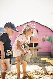 In the photo you can see two children playing in the sandbox. | © SONNENTOR