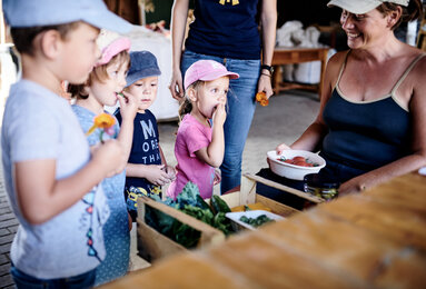 The photo shows children in the Freihof. | © SONNENTOR