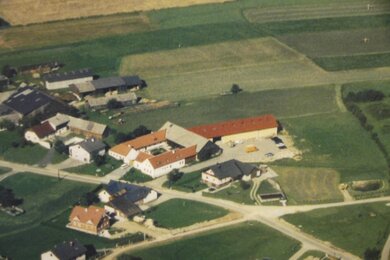 Am Foto ist eine Luftaufnahme des Bauernhofes in Sprögnitz, die erste Halle, Halle Kreuz & Quer.  | © SONNENTOR