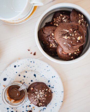 Auf dem Foto sind Frühstück Whoopie-Cookies in einer Schale zu sehen. Diese sind mit kleinen Nussstückchen garniert. | © SONNENTOR