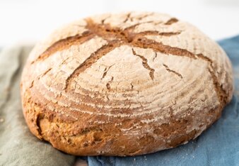 Auf dem Foto ist ein Laib Weizen-Roggenmischbrot zu sehen. | © SONNENTOR