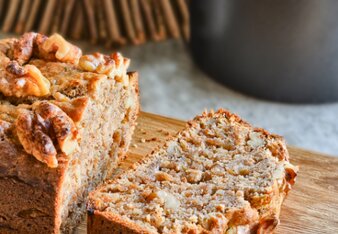 Auf dem Foto ist das Bananen Walnuss Brot auf einem Holzbrett zu sehen. | © SONNENTOR