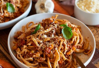 Klassische Bolognese mit handgeschnittenen Nudeln | © SONNENTOR