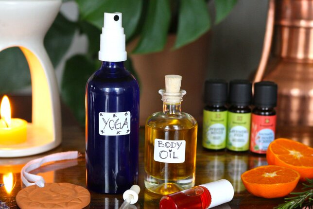 Auf dem Foto sieht man drei verschiedene ätherische Öle und zahlreiche Anwendungsmöglichkeiten wie ein Body Oil oder ein Yoga Spray. | © SONNENTOR