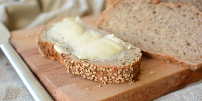 Auf dem Foto sieht man ein Brot mit Butter darauf. | © SONNENTOR