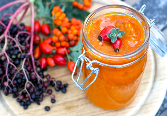 Auf dem Foto sieht man ein Glas mit orangenem Hagebuttenketchup.  | © SONNENTOR