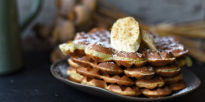 Auf dem Foto ist ein Blitzdessert aus Topfen-Mohn Waffeln mit Bananen zu sehen.  | © SONNENTOR