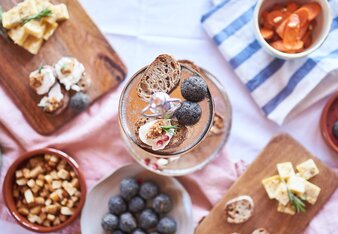 Auf dem Foto sind verschiedene Tapas wie Oliven und Käse zu sehen.  | © SONNENTOR