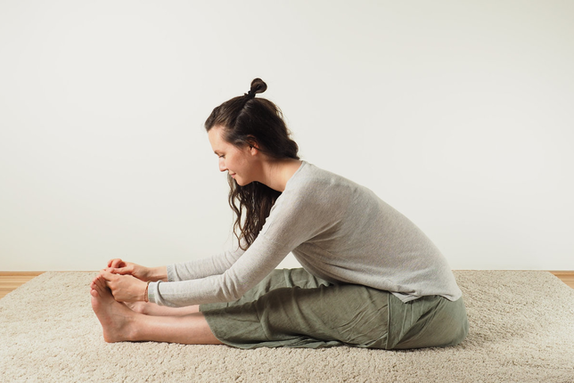 Auf dem Foto ist eine Frau beim Yoga zu sehen. Sie führt die Vorbeuge aus. | © SONNENTOR