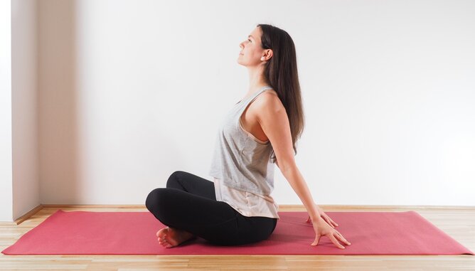 Auf dem Foto ist eine Frau in der Yogaposition brustöffnende Haltung zu sehen. | © SONNENTOR