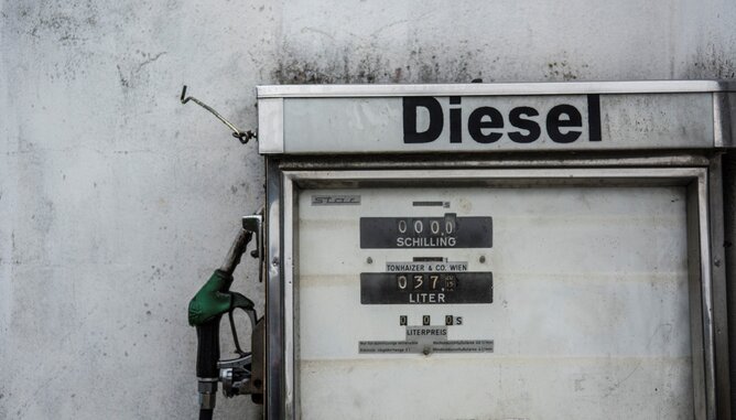 Auf dem Foto ist eine alte Diesel Zapfsäule zu sehen. | © SONNENTOR